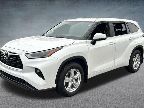 Used 2025 Toyota Highlander LE AWD/4WD image 2
