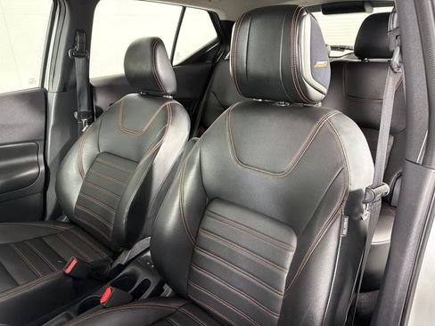 Used 2018 Nissan Kicks SR w/ Premium Package FWD image 12