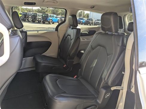 Certified 2024 Chrysler Pacifica Touring-L image 13