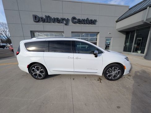 New 2026 Chrysler Pacifica Pinnacle w/ Trailer Tow Group AWD/4WD image 6