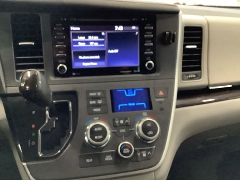 Used 2020 Toyota Sienna XLE FWD image 27