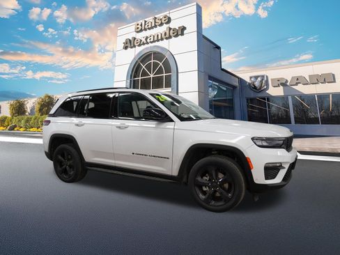 Used 2024 Jeep Grand Cherokee Limited w/ Luxury Tech Group II AWD/4WD image 1