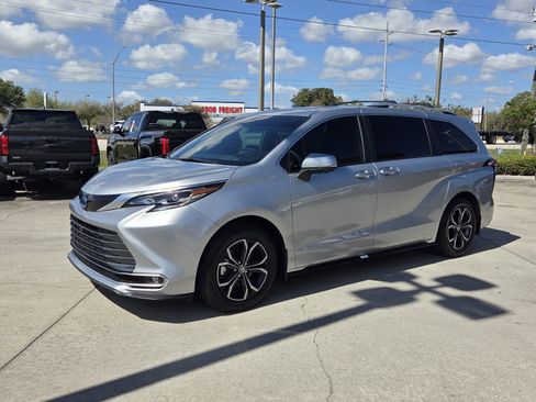 Used 2025 Toyota Sienna Platinum image 3