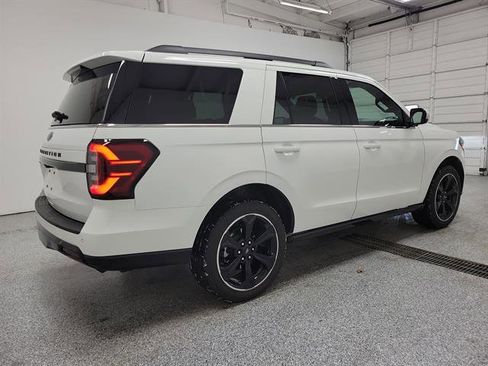 Used 2022 Ford Expedition Limited image 3
