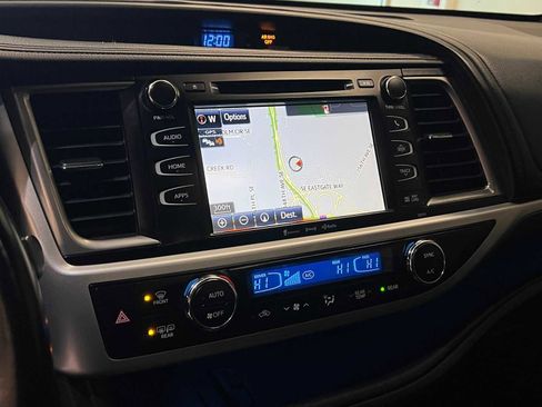 Used 2018 Toyota Highlander SE image 25
