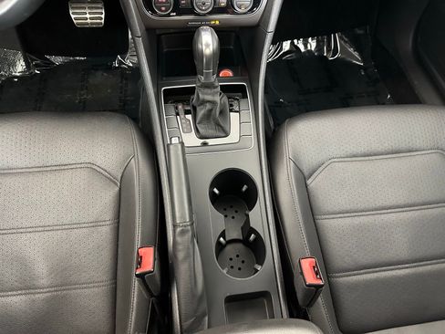 Used 2018 Volkswagen Passat 2.0T R-Line w/ R-Line Lighting Package image 16