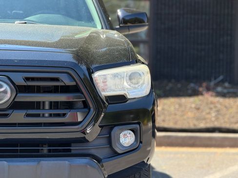 Used 2018 Toyota Tacoma SR image 5