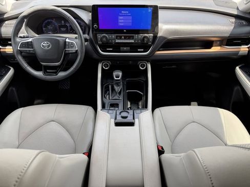 Used 2024 Toyota Grand Highlander AWD image 11