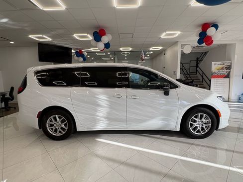 Used 2025 Chrysler Pacifica Select FWD image 5