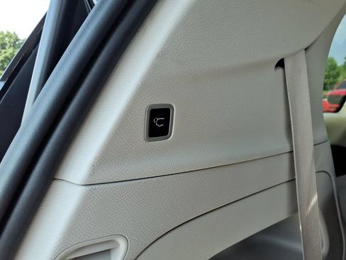 Used 2024 Chrysler Pacifica Touring-L FWD image 19