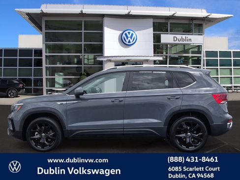 Certified 2024 Volkswagen Taos SE w/ Black Wheel Package FWD image 7