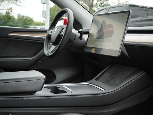 Used 2023 Tesla Model Y Performance image 32