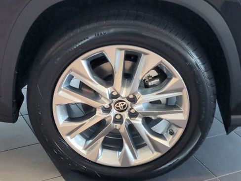 Used 2021 Toyota Highlander Limited FWD image 11