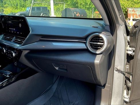 Used 2025 Chevrolet Trax ACTIV FWD image 17