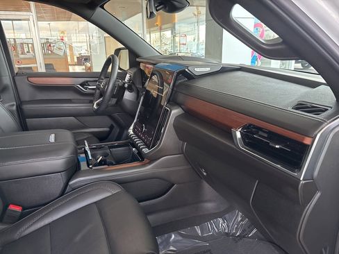 Used 2025 GMC Yukon Denali w/ Sun & Power Step Package image 46