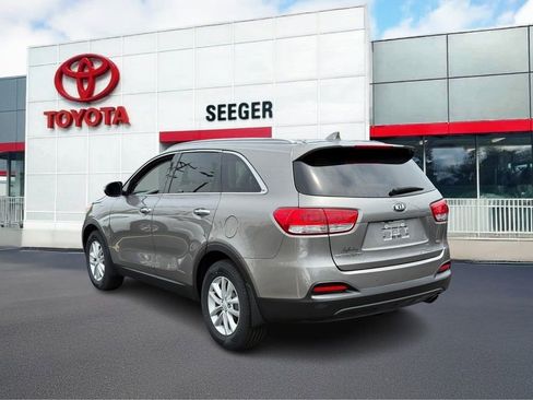 Used 2017 Kia Sorento FWD w/ LX Convenience Package image 9
