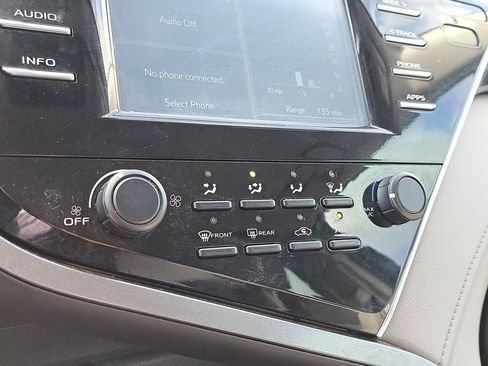 Used 2018 Toyota Camry LE image 22