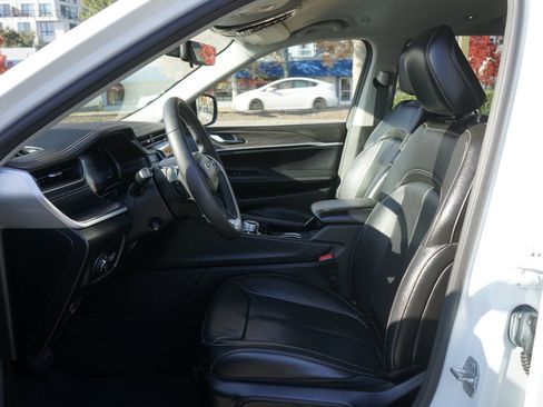 Used 2023 Jeep Grand Cherokee L Limited w/ Luxury Tech Group II image 16