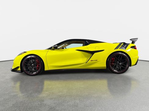 Used 2023 Chevrolet Corvette Z06 w/ Z07 Performance Package RWD image 16