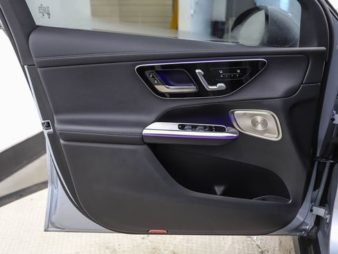 Used 2025 Mercedes-Benz GLC 350e 4MATIC image 9