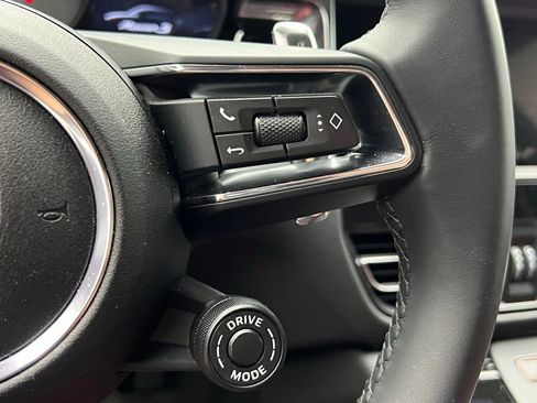 Certified 2025 Porsche Macan S AWD/4WD image 9