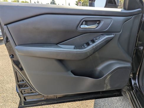 Used 2024 Nissan Rogue SV image 10