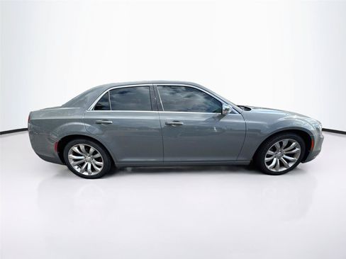 Used 2019 Chrysler 300 Touring w/ Chrome Appearance Package RWD image 5