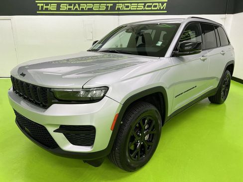 Used 2024 Jeep Grand Cherokee Altitude AWD/4WD image 5