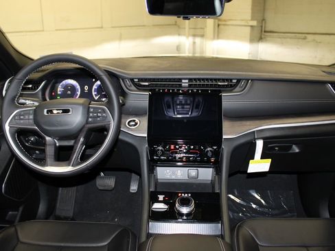 New 2025 Jeep Grand Cherokee Limited w/ Luxury Tech Group II image 9