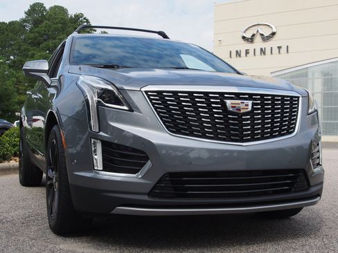 Used 2022 Cadillac XT5 Premium Luxury w/ Technology Package FWD image 2