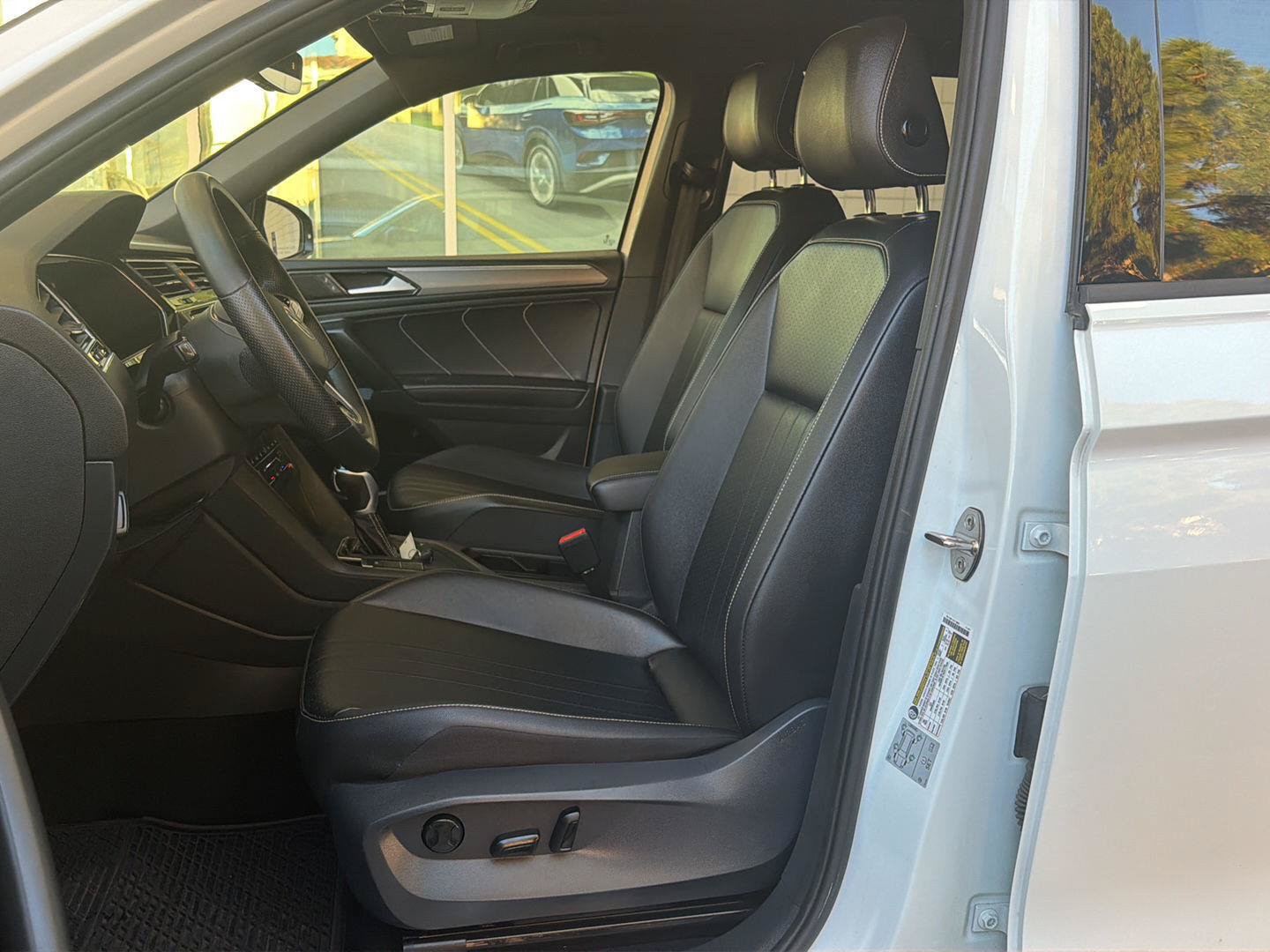 Certified 2022 Volkswagen Tiguan SE R-Line FWD image 18