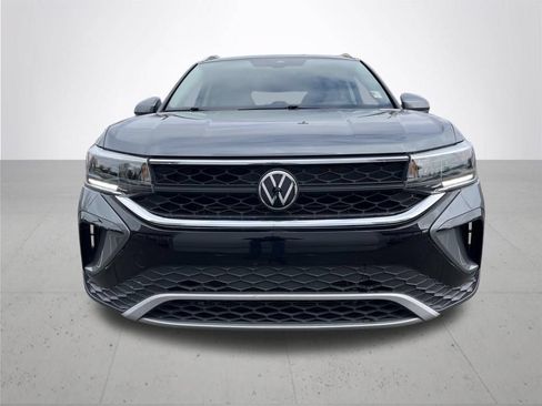 Used 2023 Volkswagen Taos SE w/ Panoramic Sunroof Package FWD image 2