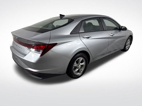 Used 2022 Hyundai Elantra SE FWD image 3