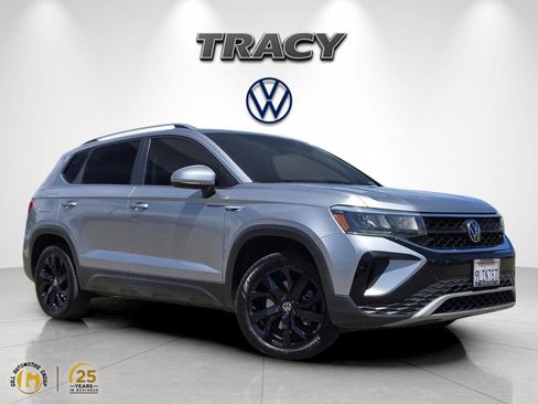 Used 2023 Volkswagen Taos SE FWD image 1