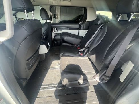 Used 2022 Kia Carnival LX image 10