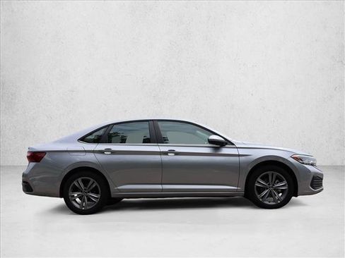 Used 2024 Volkswagen Jetta SE FWD image 4