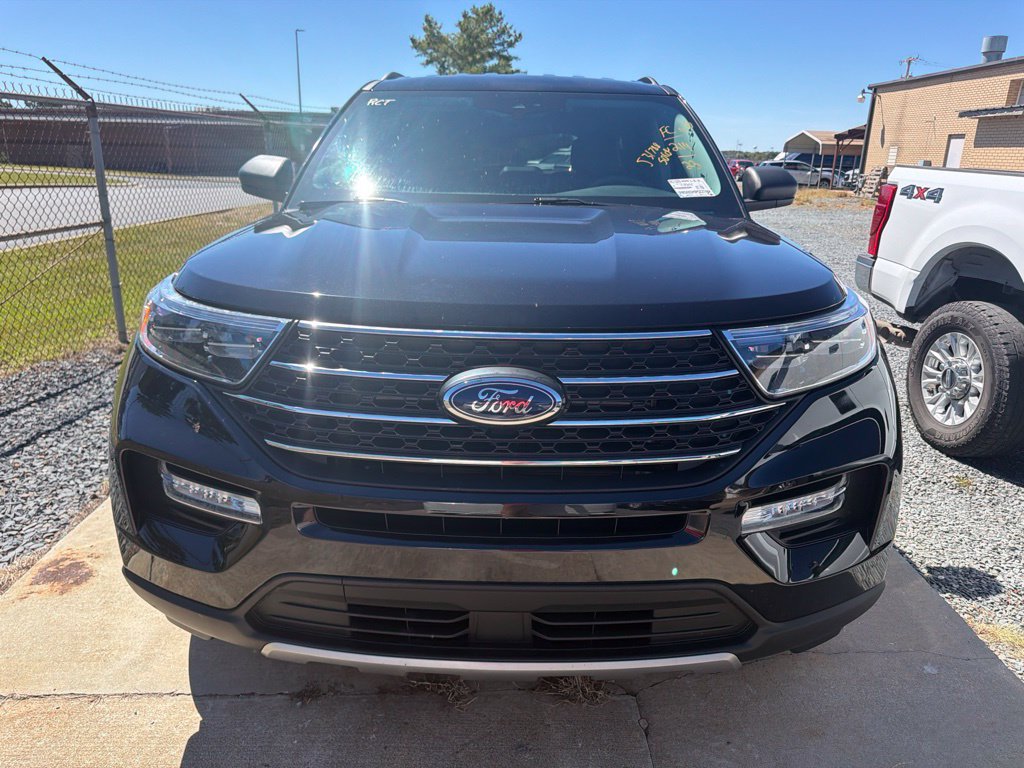 Used 2023 Ford Explorer XLT w/ Equipment Group 202A AWD/4WD image 2