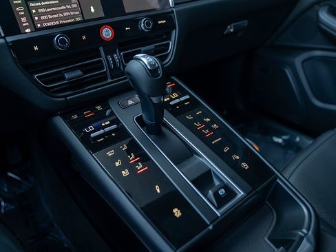Certified 2026 Porsche Macan Turbo AWD/4WD image 15
