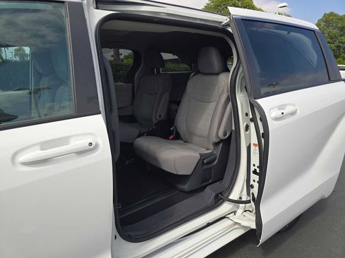 Used 2023 Toyota Sienna LE FWD image 18