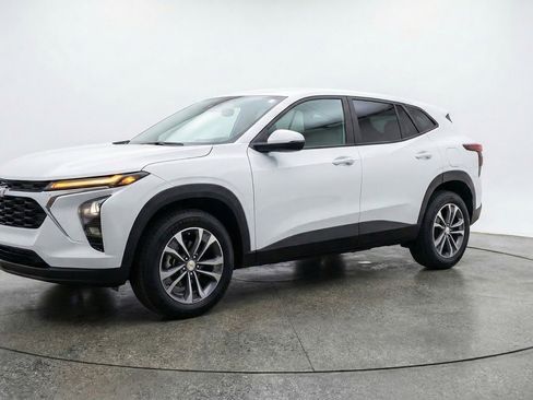 Used 2025 Chevrolet Equinox LT image 3