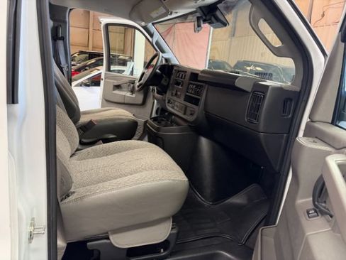 Used 2025 GMC Savana 3500 LT w/ LT Preferred Equipment Group RWD image 25