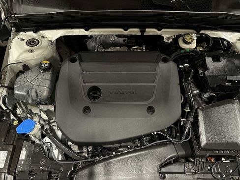 Used 2023 Volvo XC40 B5 Plus image 12