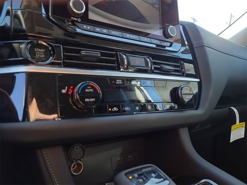 New 2025 Nissan Pathfinder SV image 18