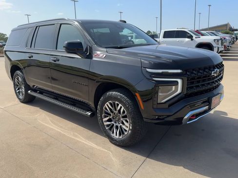 Used 2025 Chevrolet Suburban Z71 AWD/4WD image 3