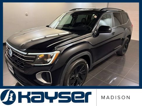 Used 2025 Volkswagen Atlas SE AWD/4WD image 3