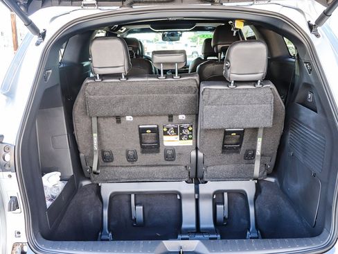 Used 2025 Toyota Sienna Platinum image 28