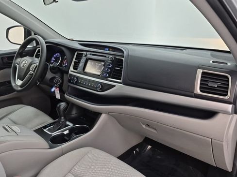 Used 2019 Toyota Highlander LE FWD image 24