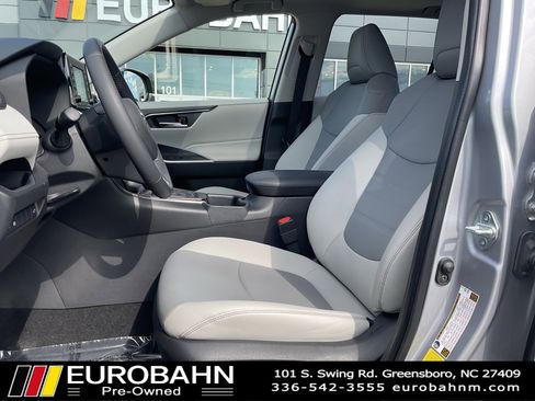 Used 2021 Toyota RAV4 XLE Premium image 8