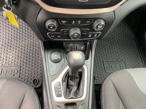 Used 2017 Jeep Cherokee Latitude w/ Cold Weather Group AWD/4WD image 25