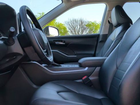 Certified 2025 Toyota Highlander XLE image 13